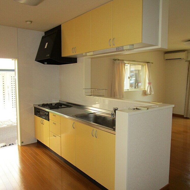 システムキッチン、システムバスを取り替えてシックな雰囲気に！