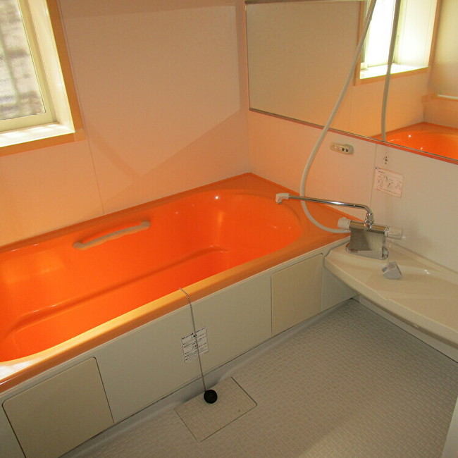 システムキッチン、システムバスを取り替えてシックな雰囲気に！