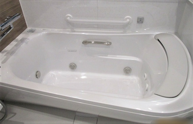 安心のユニバーサルデザインにファーストクラスの浴槽